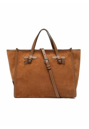 Sac cabas en daim marron avec doubles poignées supérieures et bandoulière en cuir réglable, avec des bords cousus et des détails de boucle.