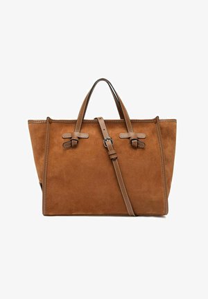 Sac cabas en daim marron avec doubles poignées supérieures et bandoulière en cuir réglable, avec des bords cousus et des détails de boucle.