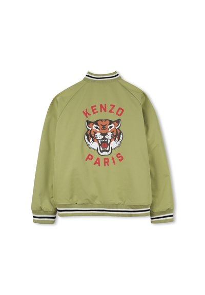 Groene bomberjack met een tijgerafbeelding en de tekst "KENZO" en "PARIJS". Inclusief geribbelde mouwen en onderkant met zwart-witte strepen.