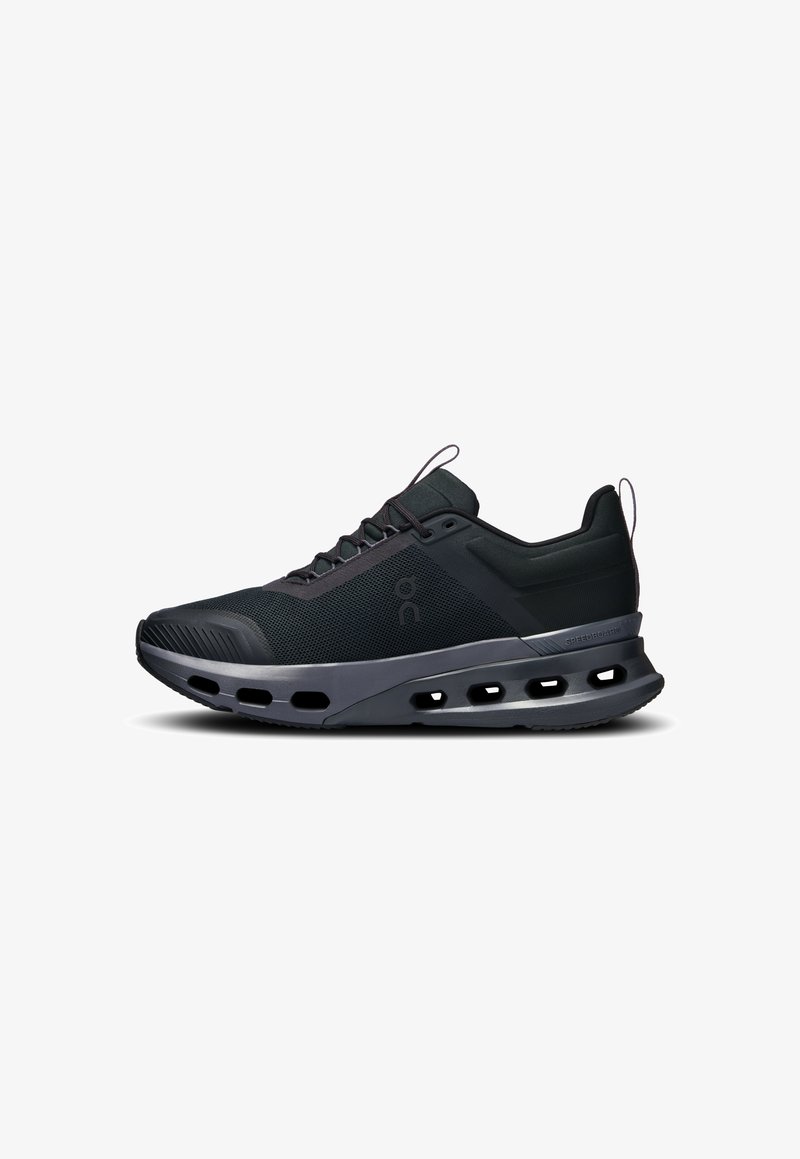 Schwarzer Sportschuh mit einem Obermaterial aus Netzgewebe, Gummisohle und auffälligen Dämpfungselementen. Verfügt über strukturierte Akzente und graue Schnürsenkel.
