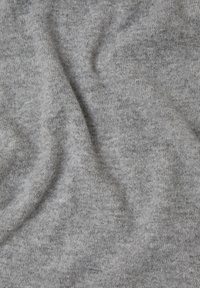 Tessuto grigio con una texture liscia e morbida, caratterizzato da un sottile motivo a maglia e lievi variazioni di tonalità, che indicano una miscela di lana o cotone.