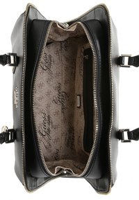 Sac à main en simili cuir noir avec fermeture zippée, doté de poignées doubles et d'une doublure intérieure beige à motifs avec des imprimés de logo et une poche zippée.