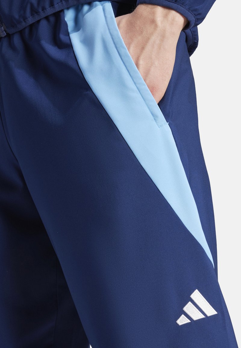 Marine sportleggings met een lichtblauwe zijpaneel, gladde textuur, elastische tailleband en een wit logo accent op het onderbeen.