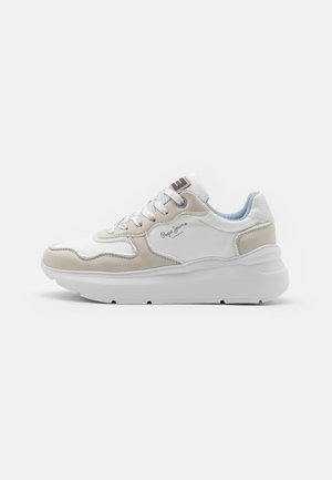 Biały i beżowy sneaker z grubą białą podeszwą, sznurówkami i logo "Pepe Jeans London" z boku na jednolitym białym tle.