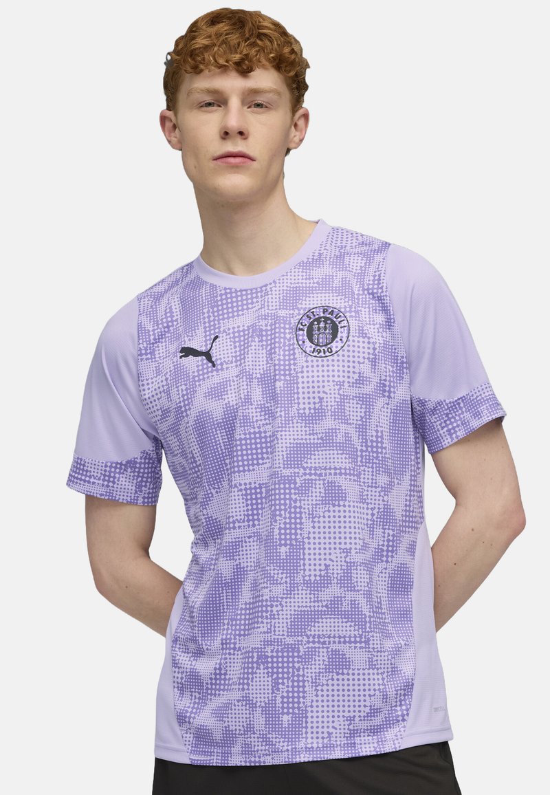 Tricou sportiv mov realizat dintr-un material ușor; prezintă un model texturat, mâneci scurte și un decolteu rotund cu un logo pe piept.