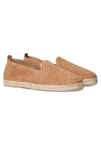 Zapatos slip-on de ante perforado marrón con suela de cuerda de yute, que presentan una puntera redondeada y costuras mínimas para un diseño elegante.