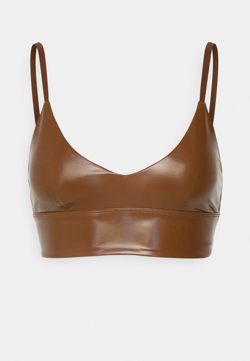 Bralette marron, brillant, avec un décolleté en V profond et des bretelles fines. Texture lisse et design ajusté, doté d'un large sous-bande pour le soutien.