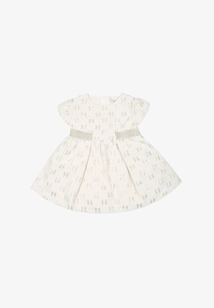 Robe blanche avec des manches courtes volantées, présentant un motif argenté et une ceinture texturée argentée. Jupe évasée avec des plis.