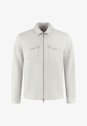 Jasnoszara długorękawowa kurtka z przednim zamkiem błyskawicznym, dwoma klapowymi kieszeniami na piersi oraz klasycznym kołnierzem, wykonana z teksturowanej tkaniny.