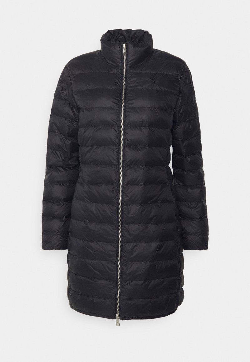 Svart pufferjacka med dragkedja, hög krage och kviltat mönster. Mittenlång design med långa ärmar och en slät, glänsande yta.