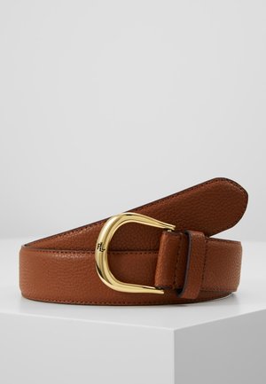 Ceinture en cuir marron texturé avec une boucle dorée en forme de D comportant de petites initiales "RL", présentée enroulée sur une plateforme blanche.