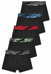Öt pár fekete boxer alsó, kontrasztos terepmintás derékkal piros, kék, zöld, szürke és fekete színben. Puha anyagból, rugalmas illeszkedéssel.