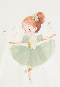 Illustration af en dansende pige i en mintgrøn tyl balletkjole med guld accenter, der har musiknoter omkring sig.