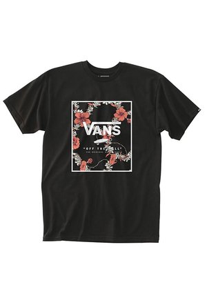 Camiseta negra de manga corta con el logo blanco "VANS" enmarcado por un patrón floral con flores rojas y blancas sobre un fondo negro.