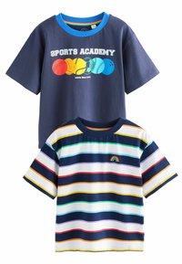 Du šortukai: vienas tamsiai mėlynas su "Sporto Akademija" grafika ir spalvingomis sporto kamuoliais; kitas – dryžuotas įvairiomis spalvomis su vaivorykštės detale.