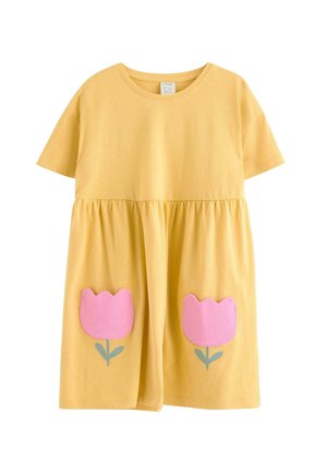 Gul kortærmet kjole med indsnøret talje og to lyserøde lommeformede lommer formet som tulipaner med grønne stilke foran.