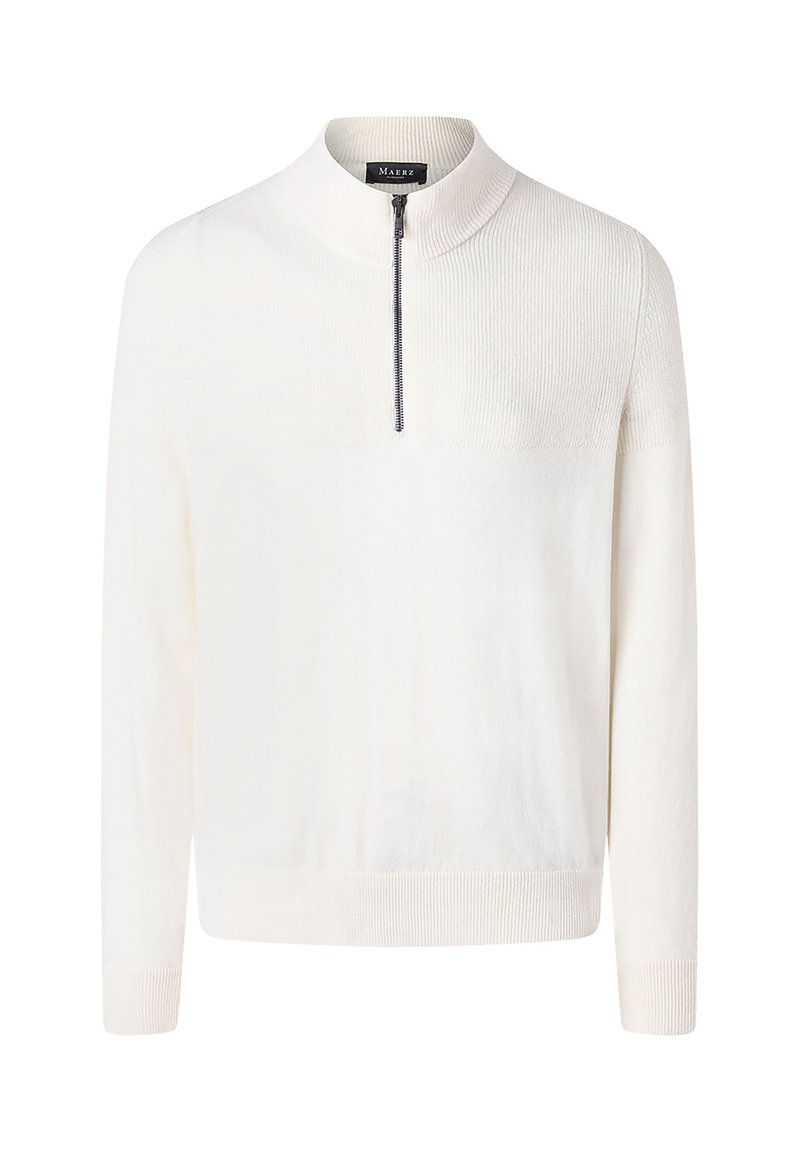 Biały, długi sweter dziany z prążkowanym półgolfem i mankietami, z krótkim czarnym zamkiem błyskawicznym na środku przodu.