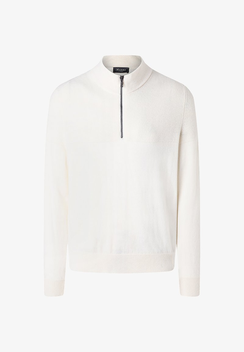 Biały, długi sweter dziany z prążkowanym półgolfem i mankietami, z krótkim czarnym zamkiem błyskawicznym na środku przodu.