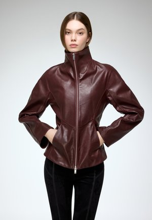 Burgunderfarbene Lederjacke mit hohem Kragen, Reißverschluss und seitlichen Taschen. Verfügt über taillierte Passform und strukturierte Nähte für eine definierte Form.