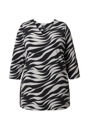 Černobíle pruhovaný top s výstřihem do V a tříčtvrtečními rukávy, s vlnitým vzorem připomínajícím zebru a volnějším střihem.