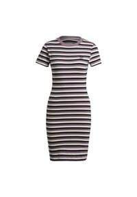 Tajtat klänning med kort ärm i horisontella svarta, vita och lila ränder och en liten Adidas-logotyp på bröstet.