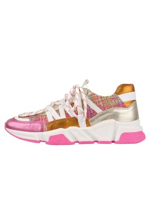Kleurige sneaker met roze, goud en zilveren materialen, bovenwerk van gestructureerde stof, witte veters en een stevige roze zool.