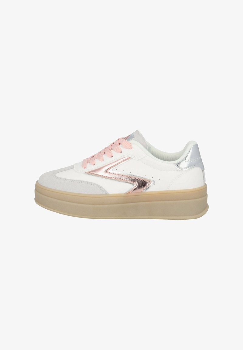Zapatilla blanca con cordones rosa y detalles metálicos plateados. Presenta un acabado texturizado y una suela gruesa de color beige, destacando un diseño deportivo.