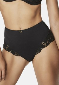 Culottes noires taille haute en tissu doux avec un élégant bord en dentelle et un petit nœud décoratif à la taille.