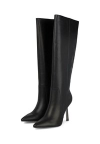 Stivali alti in pelle nera con punta appuntita e tacco a stiletto. Presentano cuciture verticali e una texture liscia e affusolata.