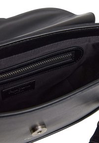 Borsa a mano in pelle nera con un'esterno liscio, tasca interna con zip e un'etichetta logo discreta. Presenta una chiusura a scatto magnetico.