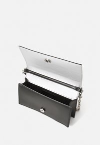 Borsa a tracolla in pelle nera con interno metallico silver. Presenta una chiusura a scatto e una tracolla a catena. Ampio scomparto interno.