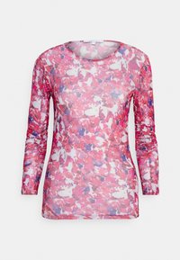 Langarm fitted top met een abstract bloemmotief in roze, rood en paars op een witte achtergrond en een ronde halslijn.