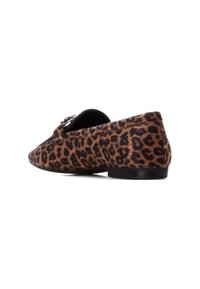 Zapato plano con estampado de leopardo, hecho de un material texturizado similar a piel de animal, que cuenta con un pequeño tacón negro y herrajes decorativos en la parte delantera.