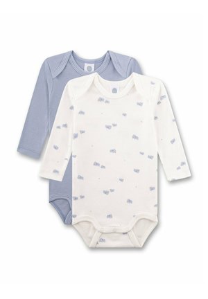 Zwei Langarm-Babykombis, einer in einfarbigem Hellblau und einer weiß mit hellblauem Elefantenmuster, flach auf einem weißen Hintergrund ausgelegt.