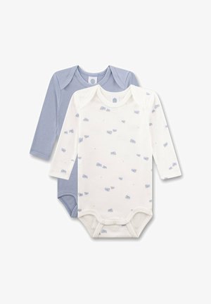 Zwei Langarm-Babykombis, einer in einfarbigem Hellblau und einer weiß mit hellblauem Elefantenmuster, flach auf einem weißen Hintergrund ausgelegt.