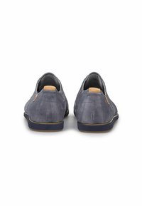 Scarpe slip-on in suede grigio con una finitura testurizzata, caratterizzate da un accento in tan contrastante sul tallone e una suola in gomma resistente.