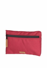 Pochette en tissu rouge avec fermeture éclair noire et accent en cuir tan. Présente un écusson de logo. Forme rectangulaire, texture lisse, idéale pour organiser des objets.