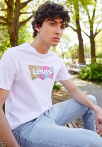 Levi's® GRAPHIC CREWNECK TEE - T-shirt estampada - white