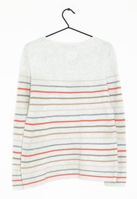 Maglione grigio chiaro con strisce orizzontali rosse, beige e grigio scuro. Tessuto morbido, scollatura rotonda e maniche lunghe. Appeso a un gancio nero.