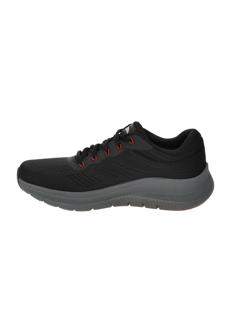 Scarpa sportiva nera con tomaia in rete, dettagli rossi sui lacci e suola in gomma grigia. Leggermente imbottita per il comfort durante il movimento.