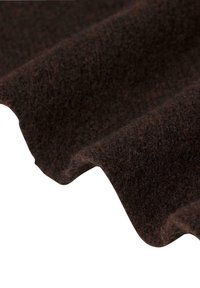 Brunt filtstof med en tekstureret overflade, der har en bølget kant og en rig, mørk farve. Materialet fremstår blødt og tæt.