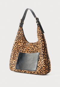 Torba za rame sa leopard uzorkom od teksturiranog materijala, s elegantnom crnom kožnom džepom i podešavom crnom trakom. Detalji od zlatnog hardvera.