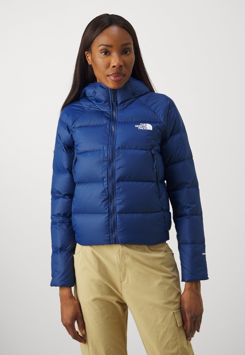 Ναυτικό μπλε μπουφάν με μόνωση και ψηλό γιακά, με φερμουάρ μπροστά και λεπτομέρεια λογότυπου στο στήθος. Διαθέτει cropped σχέδιο και πλαϊνές τσέπες.