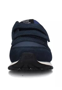 Le scarpe da ginnastica blu navy presentano una texture in camoscio, cinturini in Velcro, una suola imbottita e un'etichetta del marchio ben visibile sulla linguetta.