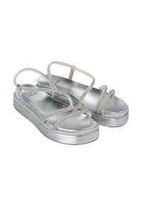 Sandali flat argento con sottili cinturini incrociati e una soletta imbottita. Presentano una robusta suola piattaforma leggera.