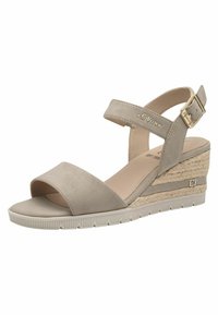 Sandales à talon compensé, avec une tige en daim beige doux, orteils ouverts, bride de cheville avec boucle, et accent en texture corde sur le talon.