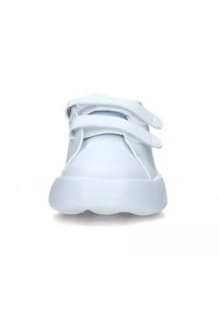 Zapatilla blanca con un acabado suave y brillante. Presenta dos correas de Velcro y una suela redondeada para mayor comodidad y soporte. Diseño minimalista.