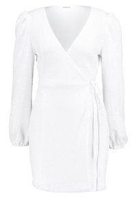 Robe blanche portefeuille à manches longues avec épaules bouffantes, encolure en V, poignets élastiqués et détail noué sur le côté en tissu texturé.