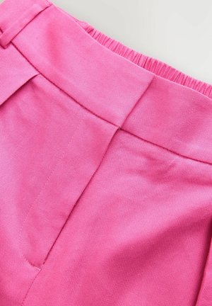 Rosa Stoff mit strukturierter Oberfläche; elastischer Taillenbund mit flacher Naht und einem dezente Stichmuster, das eine glatte, leicht dehnbare Qualität aufweist.