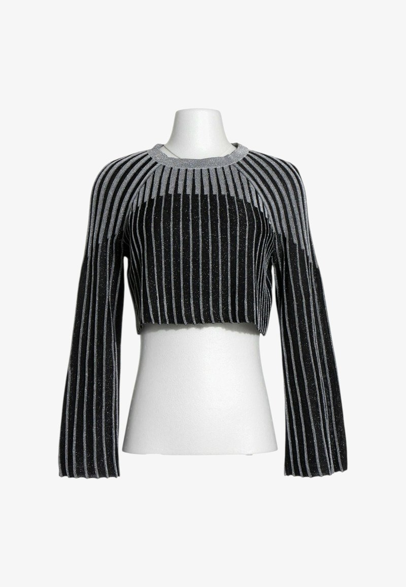 Pull court noir et gris à manches longues avec rayures verticales présenté sur un buste de mannequin blanc.